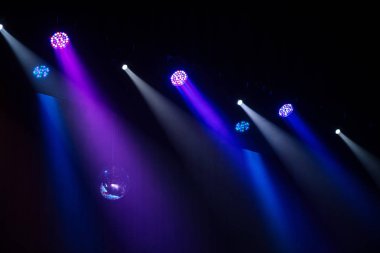 Karanlık sahne alanı'nda mavi ışık