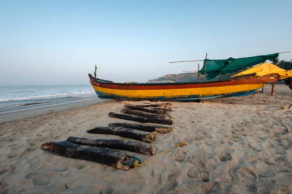 Старые рыболовные лодки на пляже в Гоа, Индия . — стоковое фото