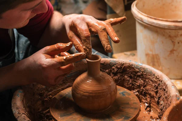 Potter en el trabajo. Lugar del taller. — Foto de Stock