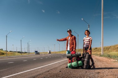 Otostop çift. Backpackers yolda