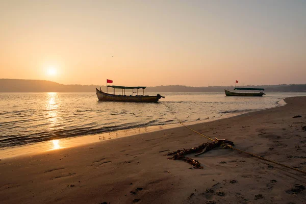 Barcos de pesca antiguos en la playa en Goa, India . — Foto de Stock