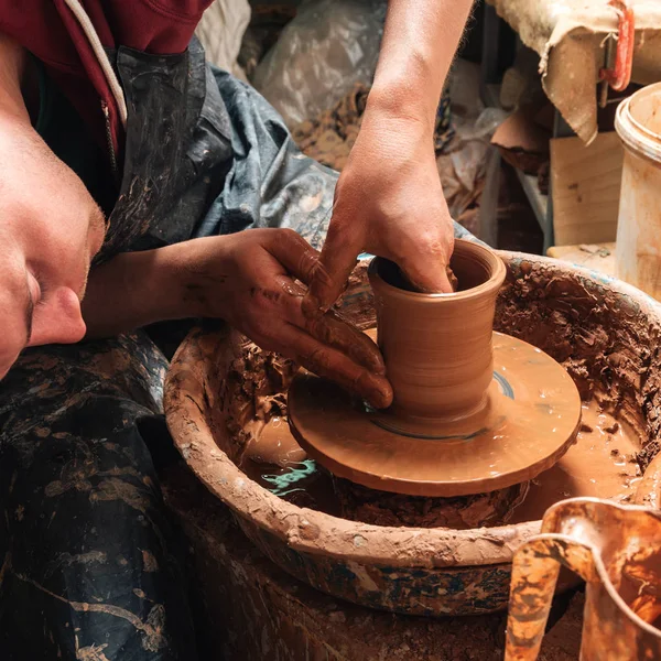 Potter en el trabajo. Lugar del taller. — Foto de Stock