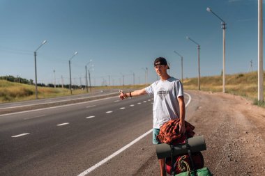 Otostop adam yola. Backpacker yolda