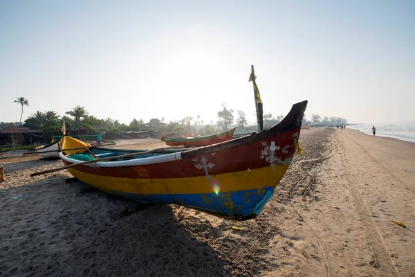 Barcos de pesca antiguos en la playa en Goa, India . — Foto de Stock