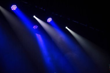 Karanlık sahne alanı'nda mavi ışık