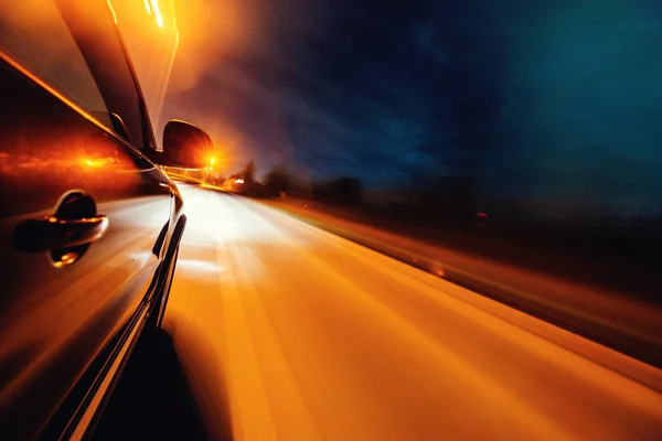Carro na estrada com fundo borrão movimento . — Fotografia de Stock