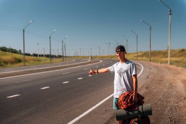 Otostop adam yola. Backpacker yolda