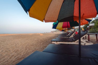 Sandalye ve denizin kenarında şezlong. Sandalye ve denizin kenarında şezlong.