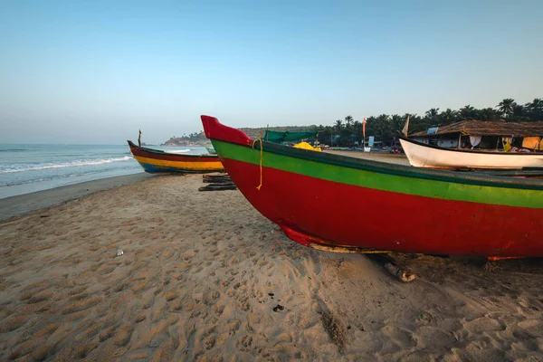 Старые рыболовные лодки на пляже в Гоа, Индия . — стоковое фото