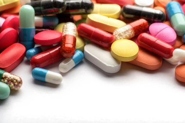 Eczane Tema. Çok renkli izole hap ve kapsül.