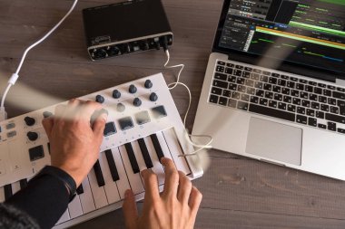Müzisyen onun bilgisayar müzik tunes kaydediyor. Birinci şahıs bakış