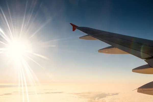 Ala de avión con salida del sol y cielo azul . —  Fotos de Stock