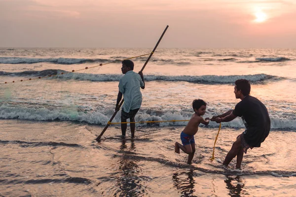 La gente pesca en el mar cerca de la orilla. India, Goa, 21.01.2017 — Foto de Stock