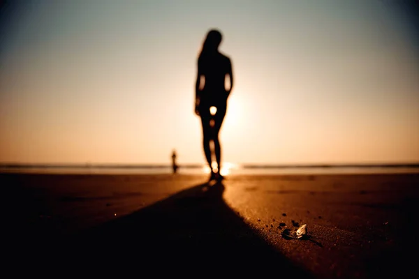 Žena na pláži ve čtvrti sunset — Stock fotografie