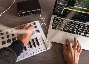 Müzisyen onun bilgisayar müzik tunes kaydediyor. Birinci şahıs bakış