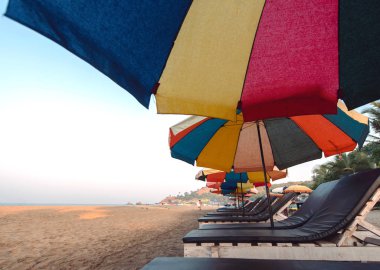 Sandalye ve denizin kenarında şezlong. Sandalye ve denizin kenarında şezlong.