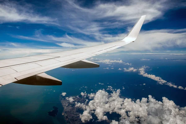 Ala del avión en el cielo nublado —  Fotos de Stock