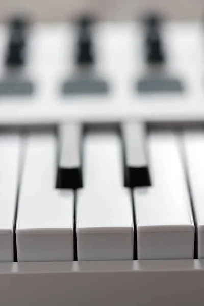 MIDI клавіатура з прокладками і вицвітаннями . — стокове фото