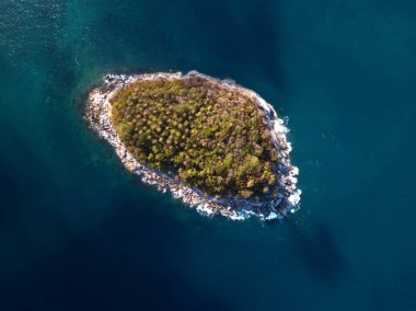 Okyanusta küçük ada.