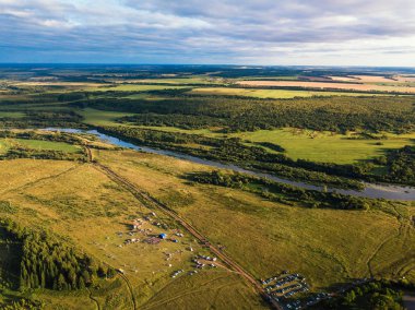 Nehir ve orman Rusya dron görünümü