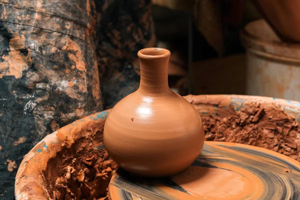 Potter en el trabajo. Taller . — Foto de Stock