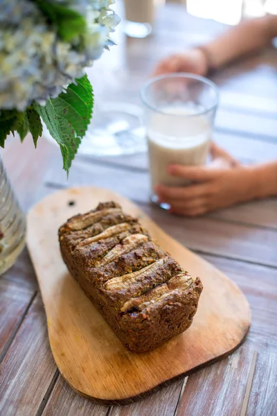 Yeşil karabuğday ve cam yulaf sütü ile Vegan muz ekmeği. — Stok fotoğraf