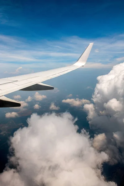 Ala del avión en el cielo nublado —  Fotos de Stock