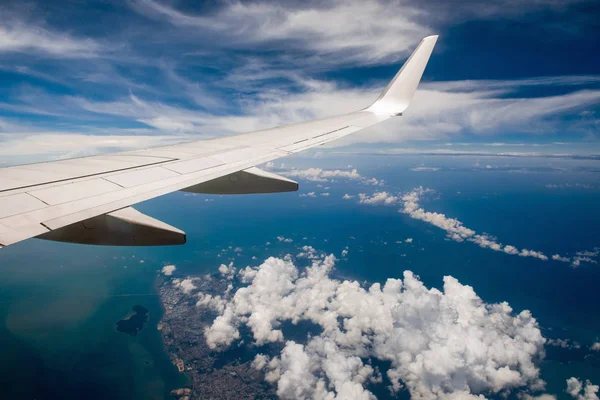 Ala de avião no céu nublado — Fotografia de Stock