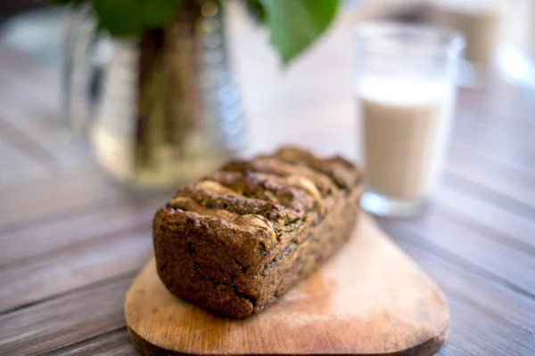 Yeşil karabuğday ve cam yulaf sütü ile Vegan muz ekmeği. — Stok fotoğraf