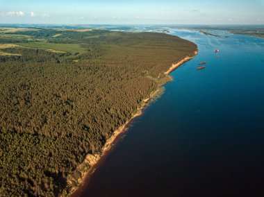 Büyük nehir. Drone bakış açısı