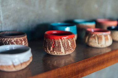 Atölyede cam çömlek