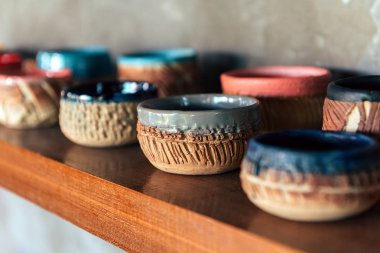 Atölyede cam çömlek