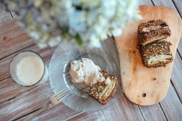 Yeşil karabuğday ve cam yulaf sütü ile Vegan muz ekmeği. — Stok fotoğraf