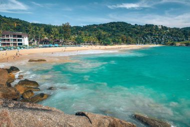 Taş ve üçlü ile Tayland deniz güzel görünümü. Üst görünüm.