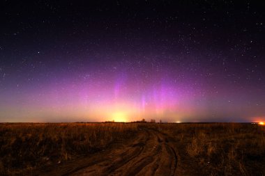 Kuzey ışıkları ile gece manzara. Aurora borealis