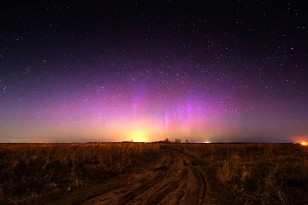 Nacht landschap met northern lights. Aurora borealis — Stockfoto