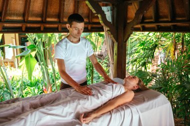 Master bahçenin arka bahçesinde masaj yapar.