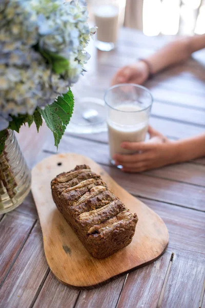 Vegan bananenbrood met groene boekweit en glas havermelk. — Stockfoto