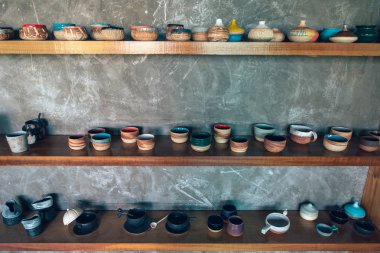 Atölyede cam çömlek