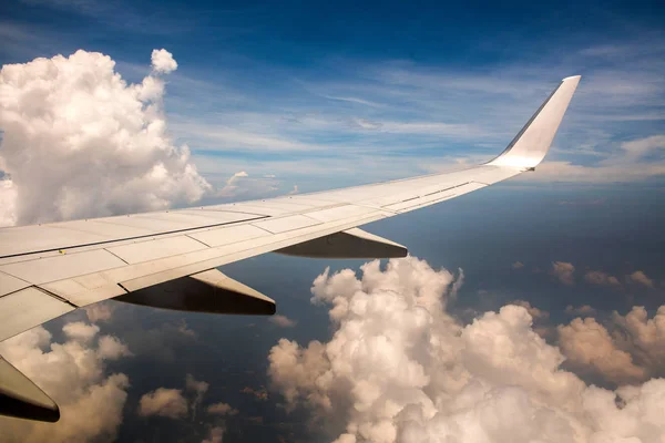 Ala de avião no céu nublado — Fotografia de Stock