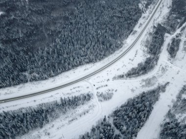 Kış yolda dron görünümü.