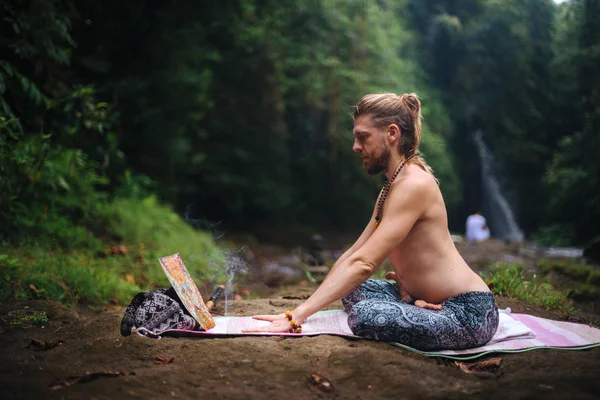 Práctica de yoga y meditación en la naturaleza. Hombre practicando cerca del río — Foto de Stock