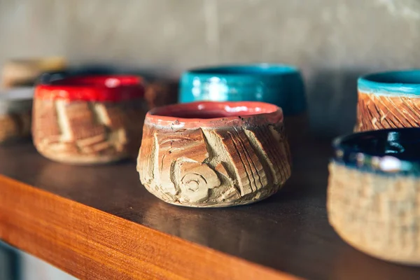 Застекленная керамика в мастерской — стоковое фото