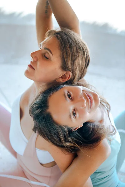 Paar Mädchen praktizieren Yoga — Stockfoto