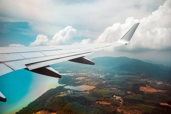 Ala de avião no céu nublado com efeito arco-íris — Fotografia de Stock