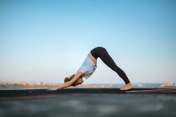 Дівчина практикує йогу рано вранці на пірсі — стокове фото