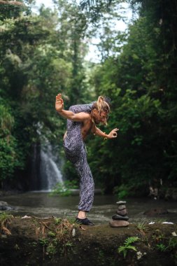 Yoga uygulaması ve doğada meditasyon. Nehir yakınlarında pratik yapan adam