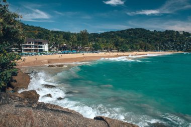 Taş ve üçlü ile Tayland deniz güzel görünümü. Üst görünüm.