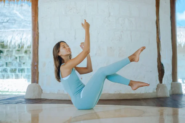 Chica practica yoga en ropa azul — Foto de Stock