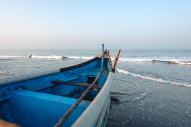 Eski balıkçı tekneleri sahilde Goa, Hindistan.